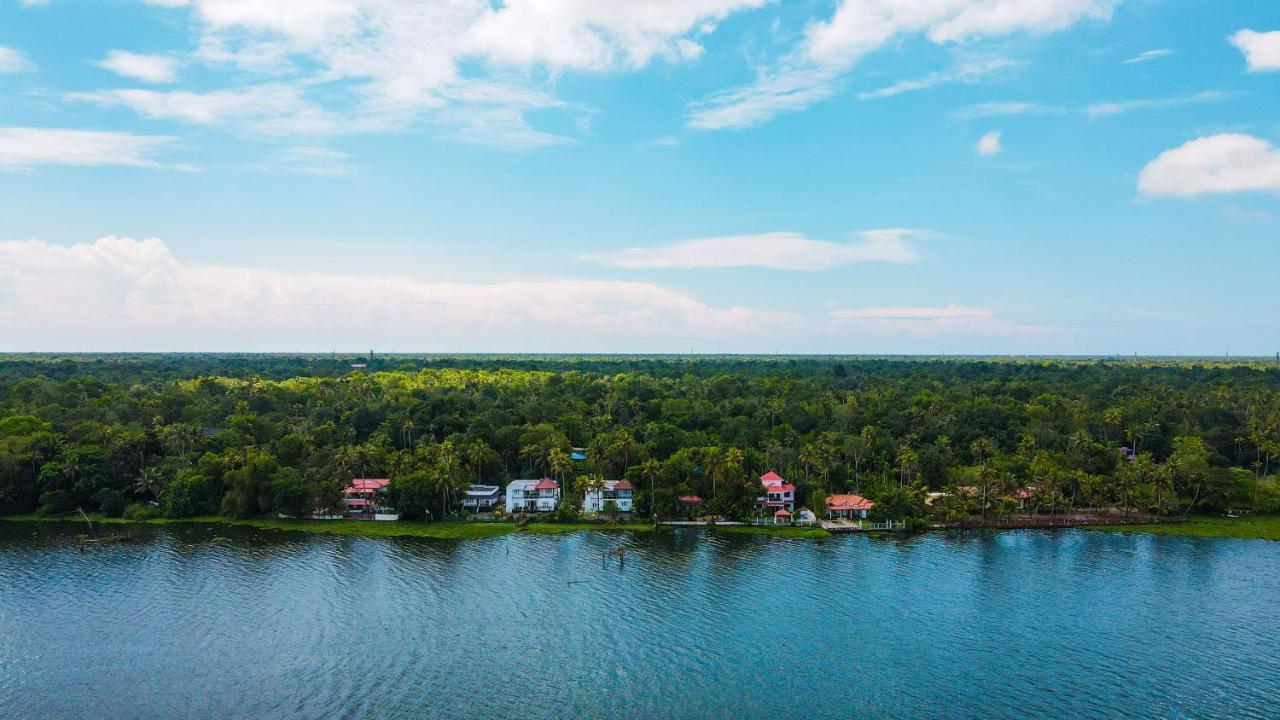 Отель Seclude By The Lake, Alleppey Alappuzha Экстерьер фото